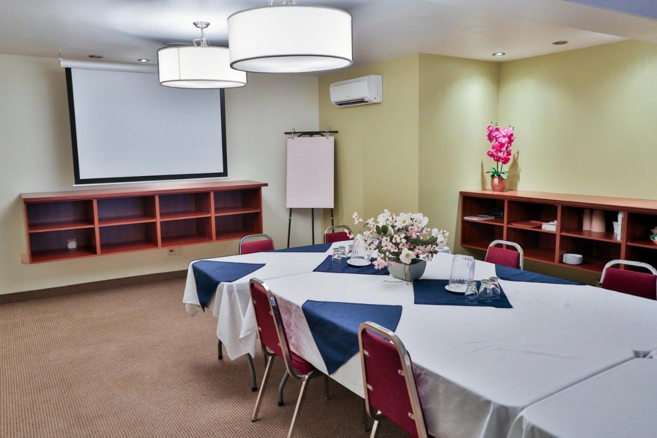 Hotel Le Versailles Saint-Sauveur-des-Monts Business bild